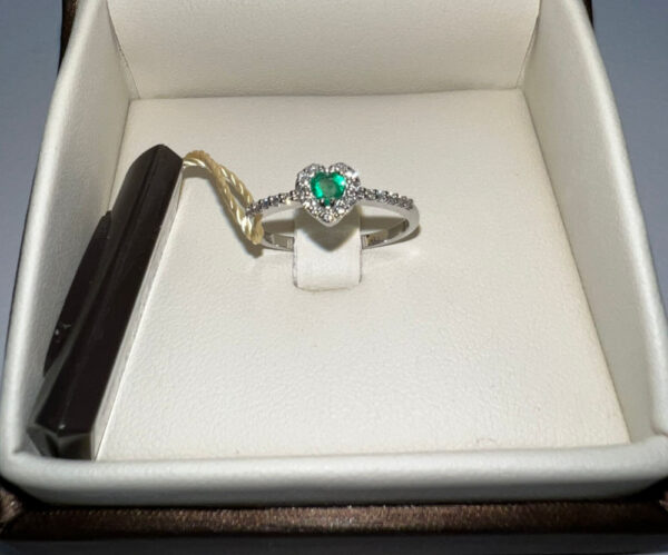 Anello con smeraldo